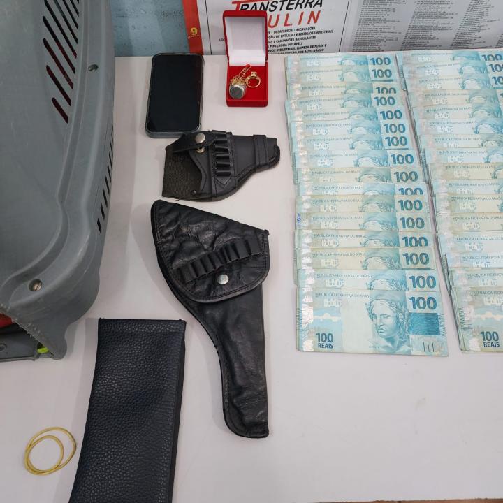 Foto 3 de 4 — Empresário é preso pela PM com armas e dinheiro em Matão